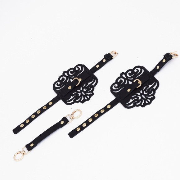 Черный фигурные оковы с золотистой фурнитурой