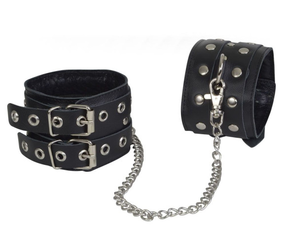 Чёрные кожаные оковы, соединенные цепочкой Чёрные кожаные оковы, соединенные цепочкой