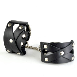 Черные кожаные наручники Цезарь с цепочкой на карабинах Черные кожаные наручники Цезарь с цепочкой на карабинах