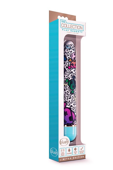 Яркий вибромассажёр с принтом Play Naughty - 17,8 см. Яркий вибромассажёр с принтом Play Naughty - 17,8 см.
