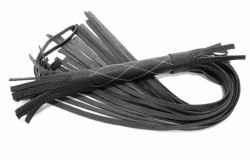 Аккуратная чёрная плетка из натуральной кожи - 60 см. Аккуратная чёрная плетка из натуральной кожи - 60 см.