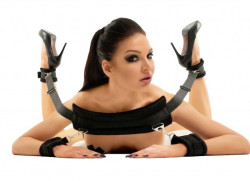 Черный бондажный набор с креплением на карабинах Черный бондажный набор с креплением на карабинах