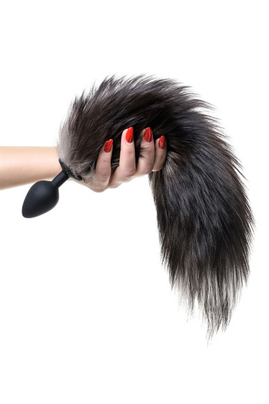 Черная анальная втулка с хвостом чернобурой лисы - размер М Черная анальная втулка с хвостом чернобурой лисы - размер М