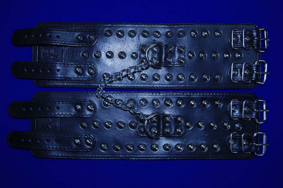 Чёрные наножники с фиксирующей цепочкой и декоративной отделкой