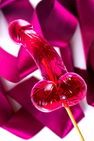 Леденец на палочке в форме пениса со вкусом клубники