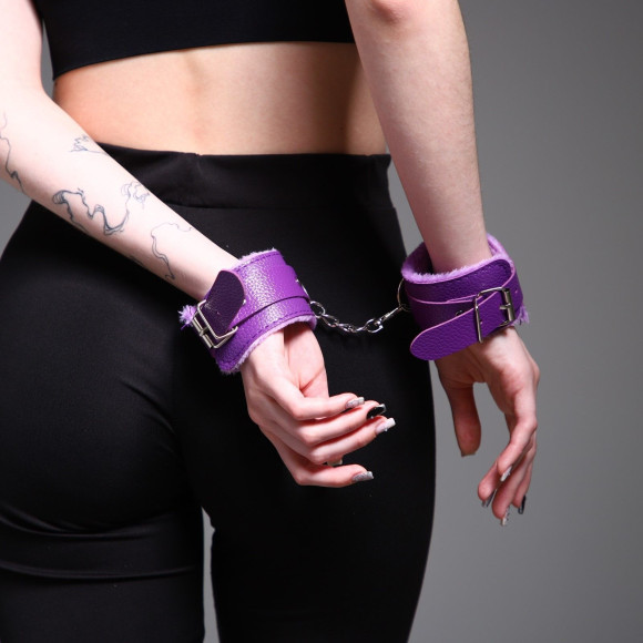 Фиолетовые наручники с меховой подкладкой Фиолетовые наручники с меховой подкладкой